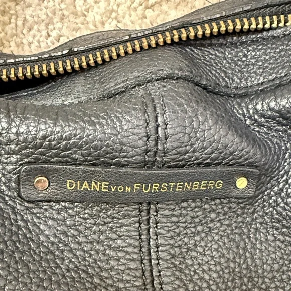 Diane Von Furstenberg Elegant Black Crossbody Bag - Picture 2 of 4